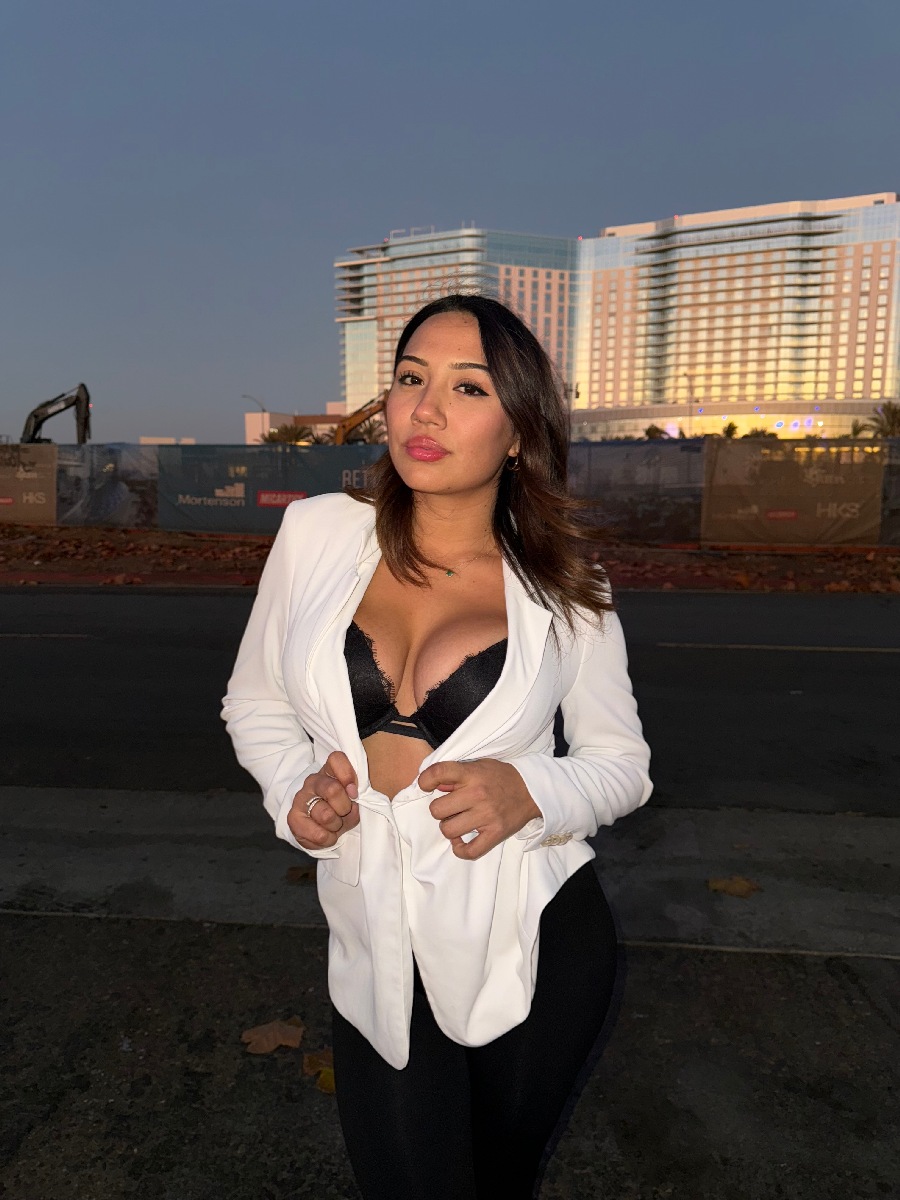 Take a pause and enjoy Ali Cruz — streaming from Yueyang